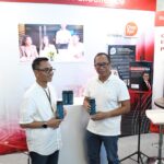 Direktur IT Digital Telkom Faizal Rochmad Djoemadi (kiri) didampingi oleh EGM Digital Product Telkom Komang Budi Aryasa (kanan) pada agenda ITD Summit yang berlangsung di Bandung (23/4). Foto: Telkom Indonesia