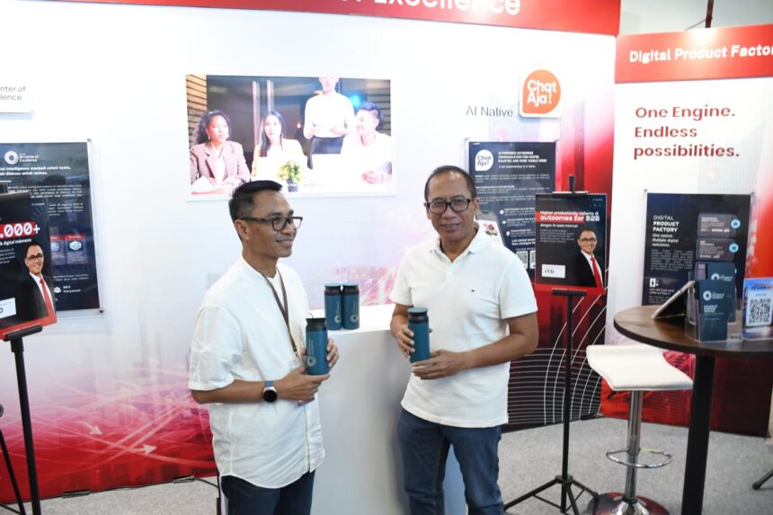 Direktur IT Digital Telkom Faizal Rochmad Djoemadi (kiri) didampingi oleh EGM Digital Product Telkom Komang Budi Aryasa (kanan) pada agenda ITD Summit yang berlangsung di Bandung (23/4). Foto: Telkom Indonesia