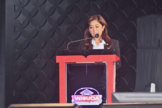Menteri Komunikasi dan Digital RI Meutya Hafid memberikan sambutan dalam agenda Sidang Terbuka Senat Wisuda Telkom University Periode II Tahun Akademik 2025/2026 yang digelar di Telkom University Convention Hall, Bandung, Sabtu (25/4). Foto: Telkom Indonesia