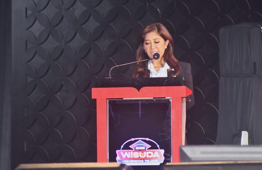 Menteri Komunikasi dan Digital RI Meutya Hafid memberikan sambutan dalam agenda Sidang Terbuka Senat Wisuda Telkom University Periode II Tahun Akademik 2025/2026 yang digelar di Telkom University Convention Hall, Bandung, Sabtu (25/4). Foto: Telkom Indonesia