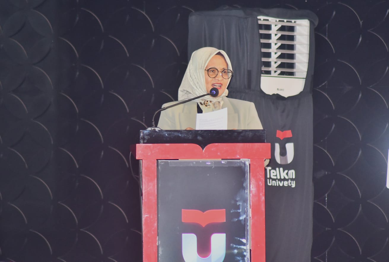Direktur Utama Telkom Dian Siswarini memberikan sambutan dalam agenda Sidang Terbuka Senat Wisuda Telkom University Periode II Tahun Akademik 2025/2026 yang digelar di Telkom University Convention Hall, Bandung, Sabtu (25/4). Foto: Telkom Indonesia