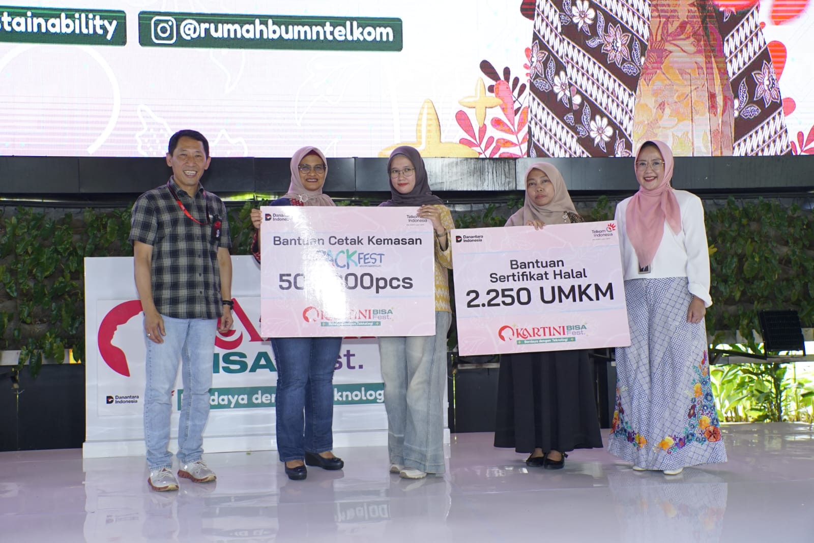 Telkom menegaskan komitmen perusahaan dalam mendorong pemberdayaan UMKM melalui pemanfaatan teknologi digital. Foto: Telkom Indonesia