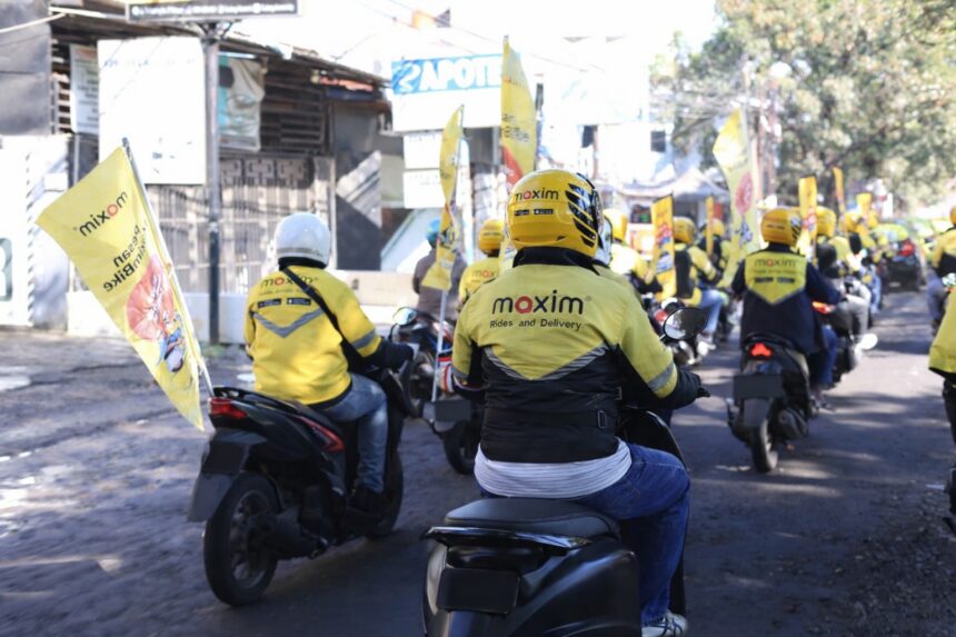Maxim Makassar Konvoi dan Bersih Bersih Masjid