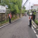Sejumlah petugas Dinas Perhubungan menjaga lokasi parkir liar di Jalan Damai, RT 02/01, Kelurahan Kalisari, Pasar Rebo, Jakarta Timur, yang kini sudah steril, Senin (6/4/2026). Empat mobil yang semula terparkir kini sudah tidak ada lagi. Foto: Ist