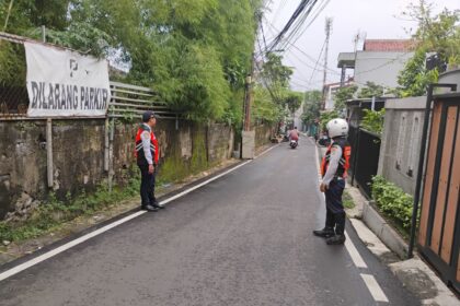 Sejumlah petugas Dinas Perhubungan menjaga lokasi parkir liar di Jalan Damai, RT 02/01, Kelurahan Kalisari, Pasar Rebo, Jakarta Timur, yang kini sudah steril, Senin (6/4/2026). Empat mobil yang semula terparkir kini sudah tidak ada lagi. Foto: Ist