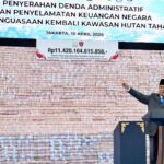 Presiden Prabowo Subianto pada penyerahan denda administratif dan penyelamatan keuangan negara, serta penguasaan kembali kawasan hutan tahap VI di Kompleks Kejagung, Jumat (10/4/2026). Foto: BPMI Setpres