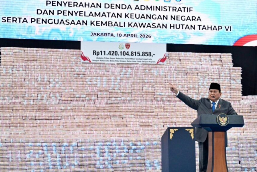 Presiden Prabowo Subianto pada penyerahan denda administratif dan penyelamatan keuangan negara, serta penguasaan kembali kawasan hutan tahap VI di Kompleks Kejagung, Jumat (10/4/2026). Foto: BPMI Setpres