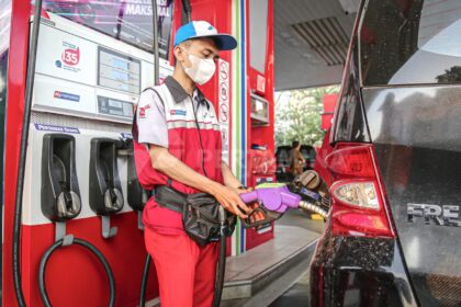 Ilustrasi pegawai SPBU saat pengisian BBM.(foto istimewa)