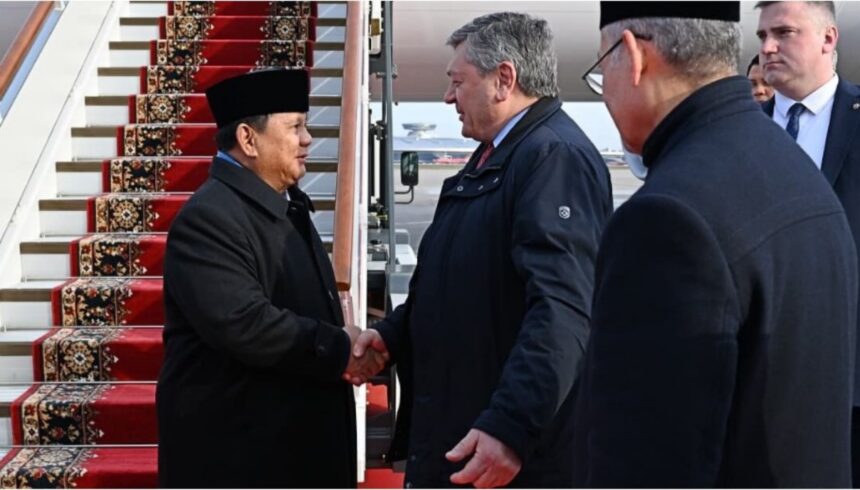 Presiden Prabowo Subianto tiba di Bandara Vnukovo-2 di Moskow, Rusia, Senin (13/4/2026). Foto: BPMI Setpres