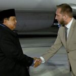Presiden Prabowo Subianto tiba di Paris, Prancis, Senin (13/4/2026) malam waktu setempat. Foto: BPMI Setpres