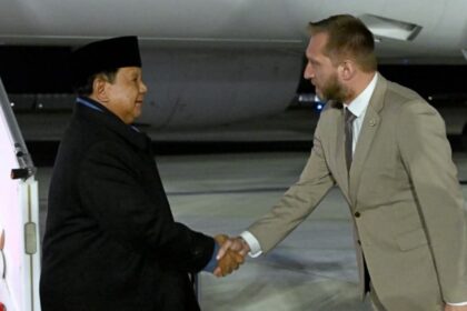 Presiden Prabowo Subianto tiba di Paris, Prancis, Senin (13/4/2026) malam waktu setempat. Foto: BPMI Setpres