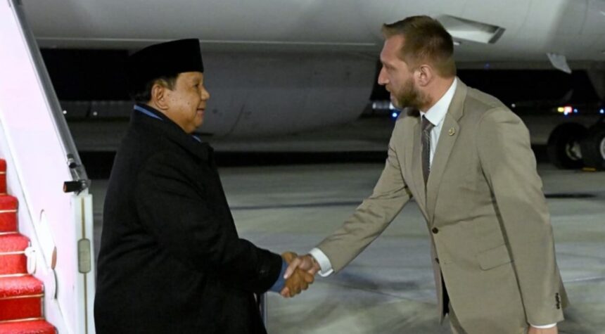 Presiden Prabowo Subianto tiba di Paris, Prancis, Senin (13/4/2026) malam waktu setempat. Foto: BPMI Setpres