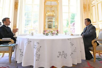 Presiden Prabowo Subianto melaksanakan pertemuan empat mata dengan Emmanuel Macron, di Istana Élysée, Paris, Selasa (14/4/2026). Foto: BPMI Setpres