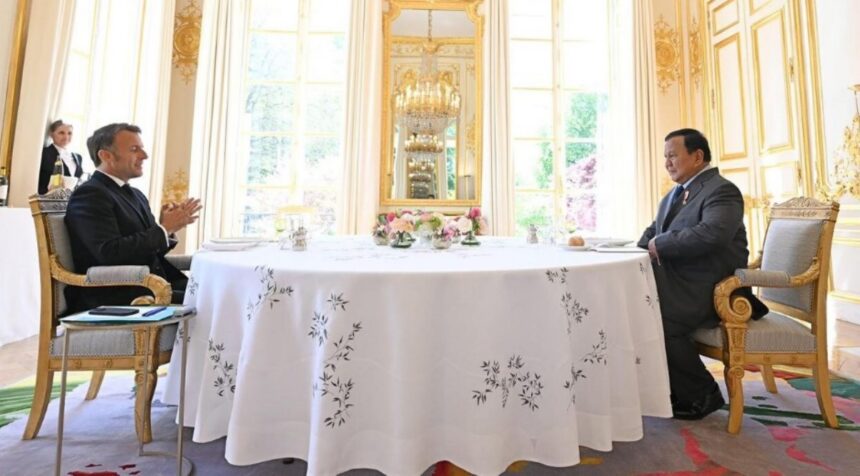 Presiden Prabowo Subianto melaksanakan pertemuan empat mata dengan Emmanuel Macron, di Istana Élysée, Paris, Selasa (14/4/2026). Foto: BPMI Setpres