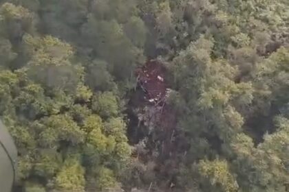 Penampakan serpihan helikopter yang jatuh di Kalimantan Barat. Foto: Kantor SAR Pontianak