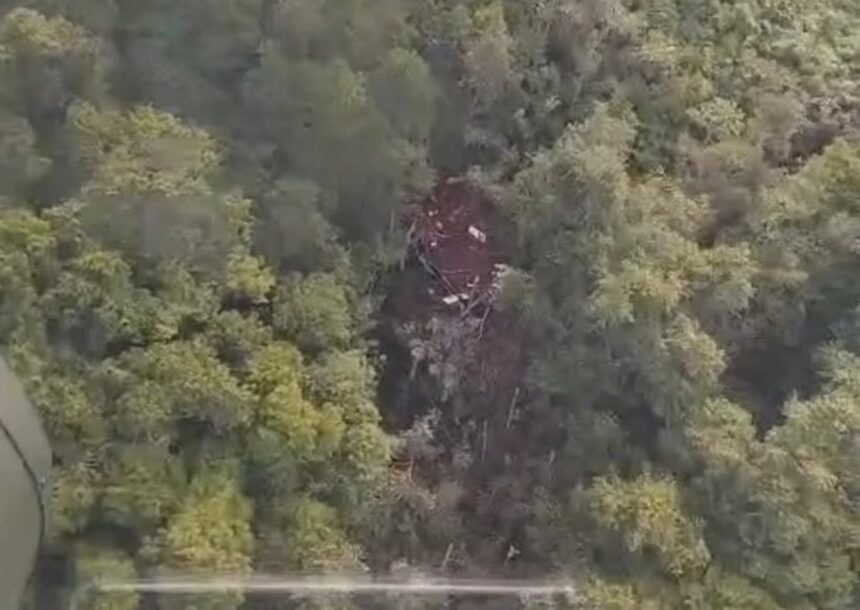 Penampakan serpihan helikopter yang jatuh di Kalimantan Barat. Foto: Kantor SAR Pontianak