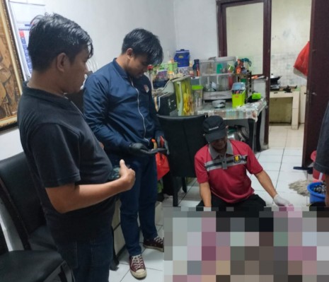 Seorang perempuan berinisial I (49) ditemukan meninggal dunia di dalam kamar kontrakannya pada Kamis (16/4/2026) sekitar pukul 01.30 WIB. Foto: Bid Humas Polda Metro Jaya