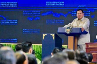Presiden Prabowo Subianto memberikan pengarahan pada Ketua DPRD seluruh Indonesia yang digelar di Kompleks Akademi Militer Magelang, Jawa Tengah, Sabtu (18//4/2026). Foto: BPMI Setpres