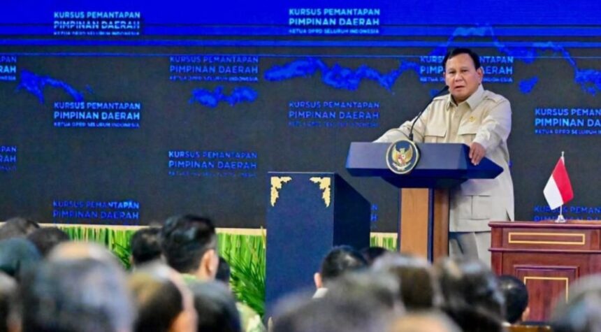 Presiden Prabowo Subianto memberikan pengarahan pada Ketua DPRD seluruh Indonesia yang digelar di Kompleks Akademi Militer Magelang, Jawa Tengah, Sabtu (18//4/2026). Foto: BPMI Setpres