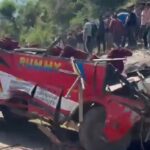 Bus terjun ke lereng bukit di distrik Udhampur, India. Foto: Tangkapan layar PTI