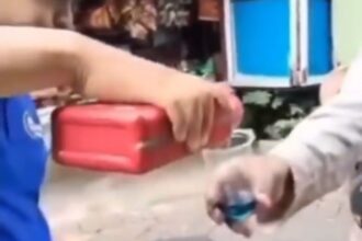 Aksi minum oli di Makassar. Foto: Tangkapan video viral