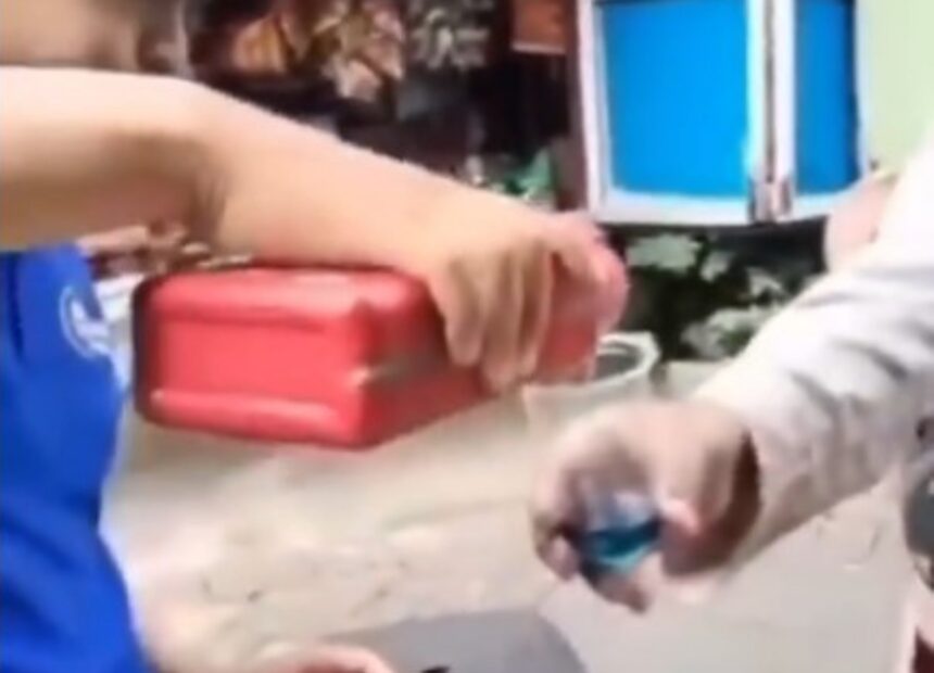 Aksi minum oli di Makassar. Foto: Tangkapan video viral
