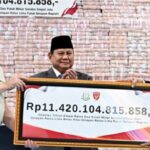 Presiden Prabowo Subianto menyaksikan penyerahan denda administratif dan penyelamatan keuangan negara, serta penguasaan kembali kawasan hutan tahap VI yang digelar di Kompleks Kejagung, Jumat (10/4/2026). Foto: BPMI Setpres