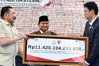 Presiden Prabowo Subianto menyaksikan penyerahan denda administratif dan penyelamatan keuangan negara, serta penguasaan kembali kawasan hutan tahap VI yang digelar di Kompleks Kejagung, Jumat (10/4/2026). Foto: BPMI Setpres