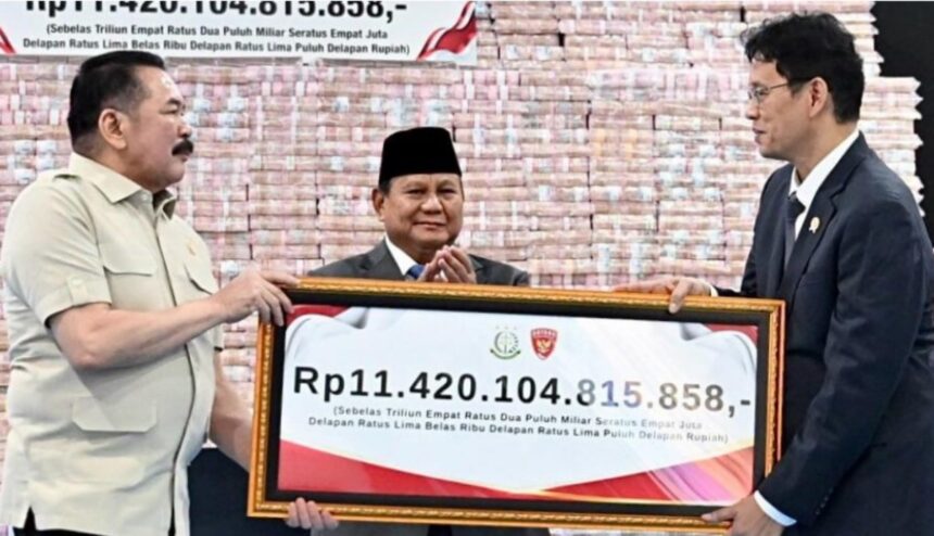 Presiden Prabowo Subianto menyaksikan penyerahan denda administratif dan penyelamatan keuangan negara, serta penguasaan kembali kawasan hutan tahap VI yang digelar di Kompleks Kejagung, Jumat (10/4/2026). Foto: BPMI Setpres