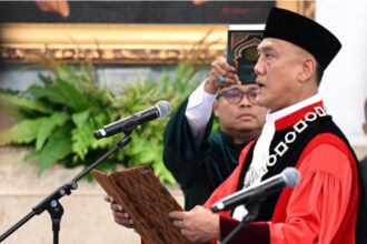 Pengucapan sumpah Liliek Prisbawono Adi sebagai Hakim Konstitusi, Jumat (10/4/2026). Foto: BPMI Setpres