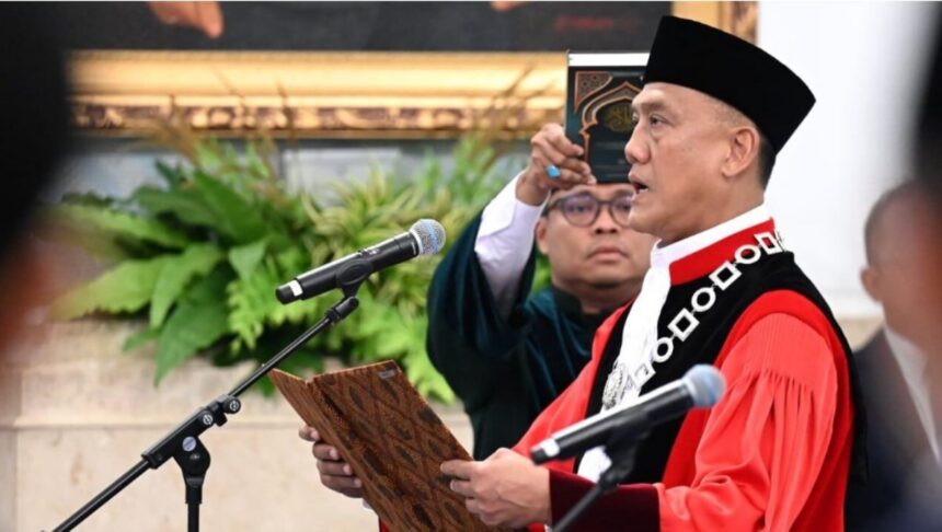 Pengucapan sumpah Liliek Prisbawono Adi sebagai Hakim Konstitusi, Jumat (10/4/2026). Foto: BPMI Setpres