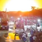 Ledakan dan kebakaran di Gudang SPBE Cimuning di Kota Bekasi, Jawa Barat, Rabu (1/4/2026). Foto: video warga