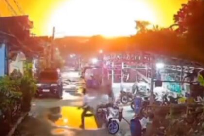 Ledakan dan kebakaran di Gudang SPBE Cimuning di Kota Bekasi, Jawa Barat, Rabu (1/4/2026). Foto: video warga