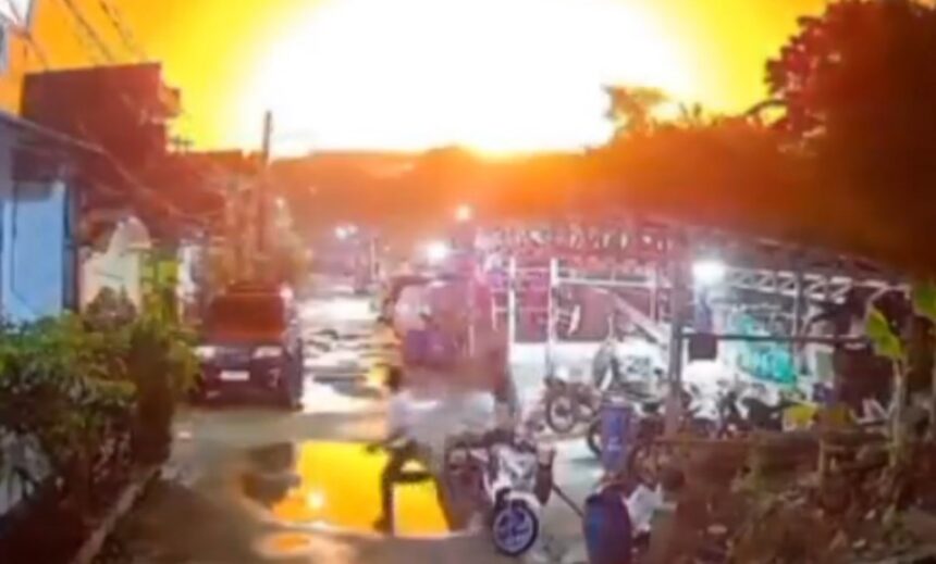 Ledakan dan kebakaran di Gudang SPBE Cimuning di Kota Bekasi, Jawa Barat, Rabu (1/4/2026). Foto: video warga