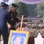 Panglima TNI Jenderal Agus Subiyanto memimpin upacara pemakaman Mayor Infanteri (Anumerta) Zulmi Aditya Iskandar di TMP Cikutra, Kota Bandung, Minggu (5/4/2026). Foto: ipol.id