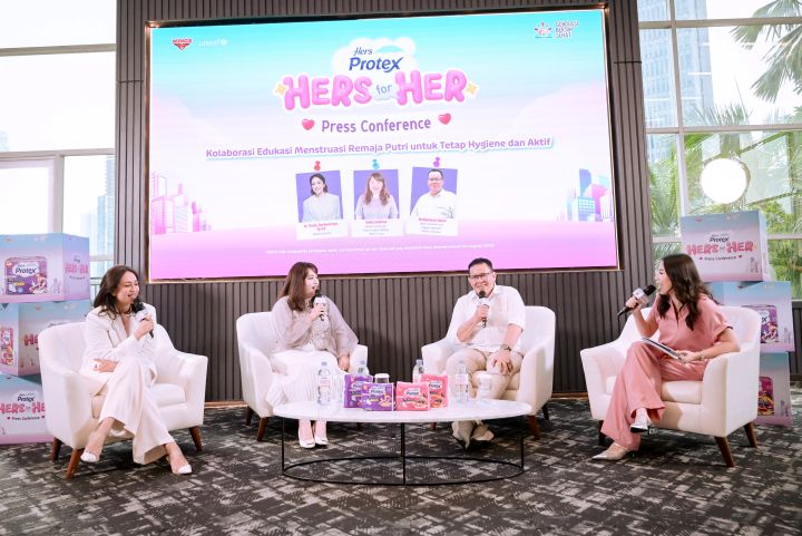 Sesi Talkshow di acara Press Conference WINGS for UNICEF Bersama Hers