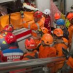 Proses evakuasi korban kecelakaan kereta api di Bekasi. Foto: Basarnas