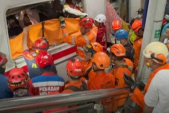 Proses evakuasi korban kecelakaan kereta api di Bekasi. Foto: Basarnas