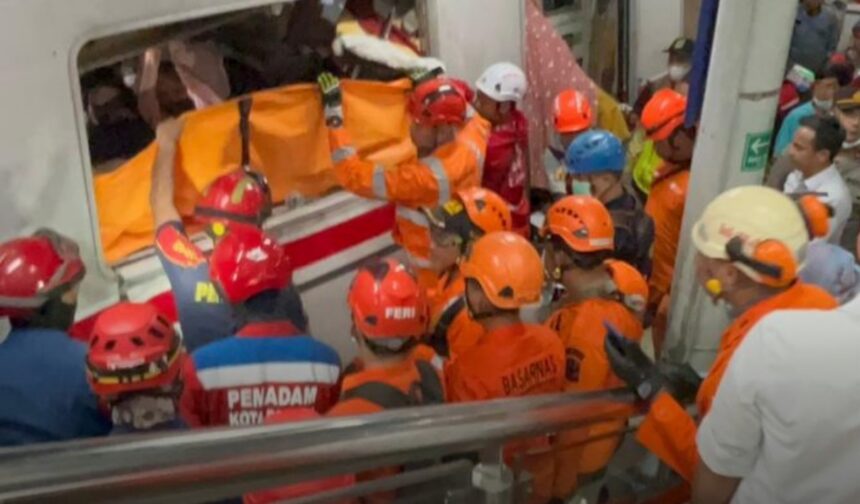 Proses evakuasi korban kecelakaan kereta api di Bekasi. Foto: Basarnas