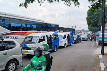 Arus lalu lintas di kawasan sekitar Terminal Kampung Rambutan, Kecamatan Ciracas, Jakarta Timur. Foto: Joesvicar Iqbal/dok/ipol.id
