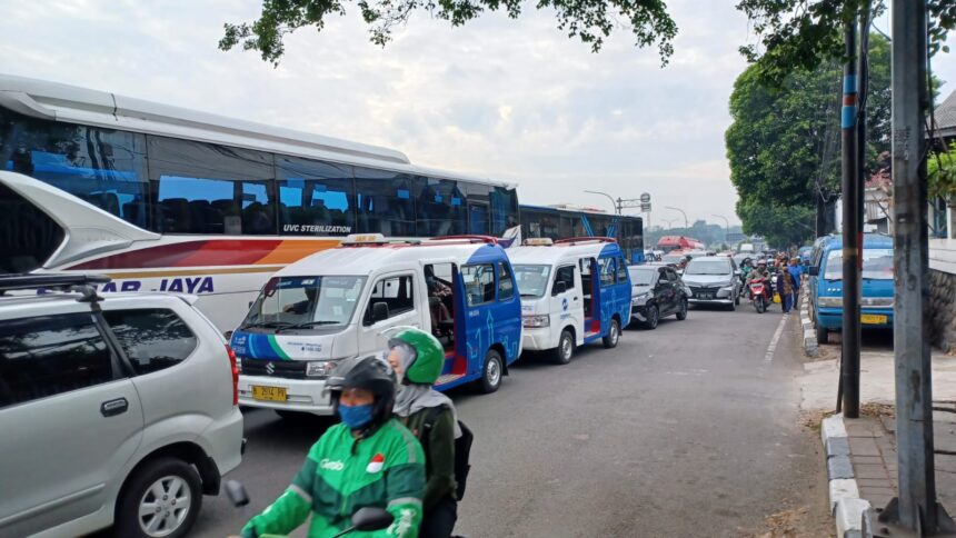 Arus lalu lintas di kawasan sekitar Terminal Kampung Rambutan, Kecamatan Ciracas, Jakarta Timur. Foto: Joesvicar Iqbal/dok/ipol.id