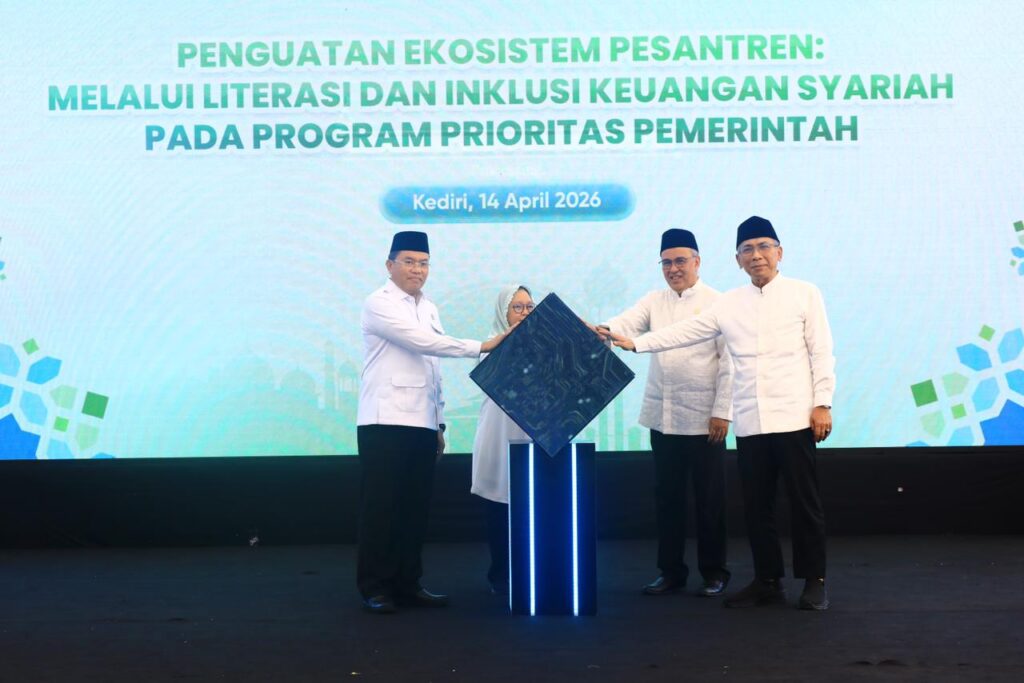 Dukung Program Prioritas Nasional, OJK Perkuat Ekosistem Melalui Literasi dan Perluasan Akses Keuangan Syariah di Ponpes Lirboyo 2 WhatsApp Image 2026 04 14 at 20.04.50 2