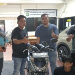 Pelaku pencurian berinisial RS, 28, saat diamankan oleh Unit Reskrim Polsek Kebayoran Lama, Jakarta Selatan, Senin (13/4/2026) malam. Foto: Dok Polsek