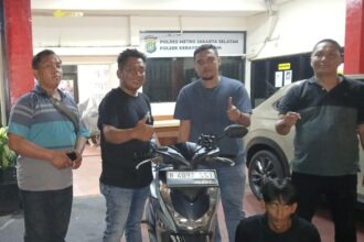 Pelaku pencurian berinisial RS, 28, saat diamankan oleh Unit Reskrim Polsek Kebayoran Lama, Jakarta Selatan, Senin (13/4/2026) malam. Foto: Dok Polsek