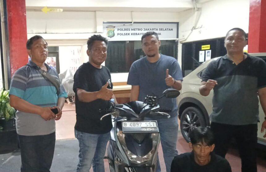 Pelaku pencurian berinisial RS, 28, saat diamankan oleh Unit Reskrim Polsek Kebayoran Lama, Jakarta Selatan, Senin (13/4/2026) malam. Foto: Dok Polsek