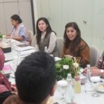 Menkomdigi Meutya Hafid didampingi oleh Dirjen Komunikasi Publik dan Media Fifi Aleyda Yahya serta Staf Ahli Menteri Bidang Komunikasi dan Media Massa Molly Prabawaty saat menerima audiensi Komnas Perempuan di Widya Chandra, Jakarta Selatan, Rabu (15/04/2026). Foto: Ardi Widiyansah/Komdigi