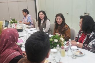 Menkomdigi Meutya Hafid didampingi oleh Dirjen Komunikasi Publik dan Media Fifi Aleyda Yahya serta Staf Ahli Menteri Bidang Komunikasi dan Media Massa Molly Prabawaty saat menerima audiensi Komnas Perempuan di Widya Chandra, Jakarta Selatan, Rabu (15/04/2026). Foto: Ardi Widiyansah/Komdigi