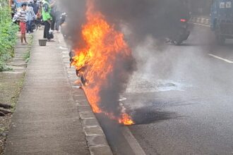 Vespa matic terbakar di Jalan KH Noer Ali, Pondok Kelapa, Duren Sawit, Jakarta Timur, Jumat (17/4/2026). Foto: Ist