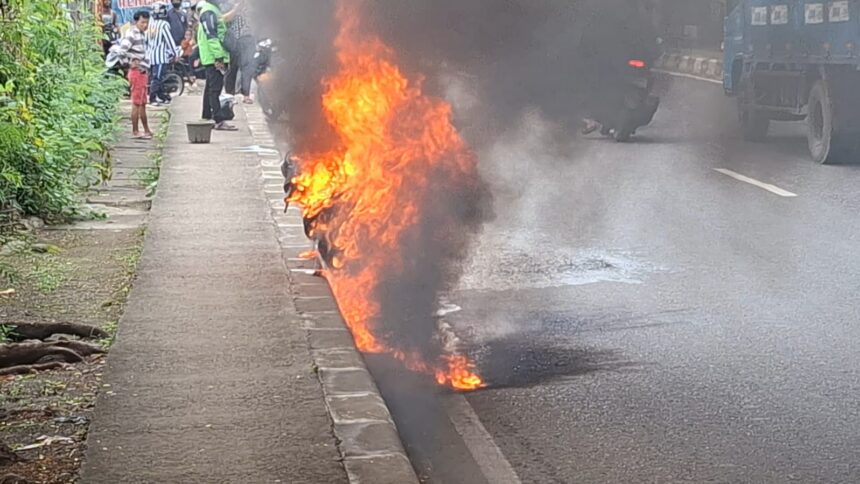 Vespa matic terbakar di Jalan KH Noer Ali, Pondok Kelapa, Duren Sawit, Jakarta Timur, Jumat (17/4/2026). Foto: Ist