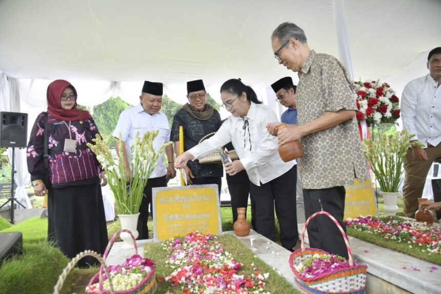 Pemkot Semarang menggelar rangkaian ziarah ke makam para pendahulu dalam rangka memperingati Hari Jadi ke-479 Kota Semarang